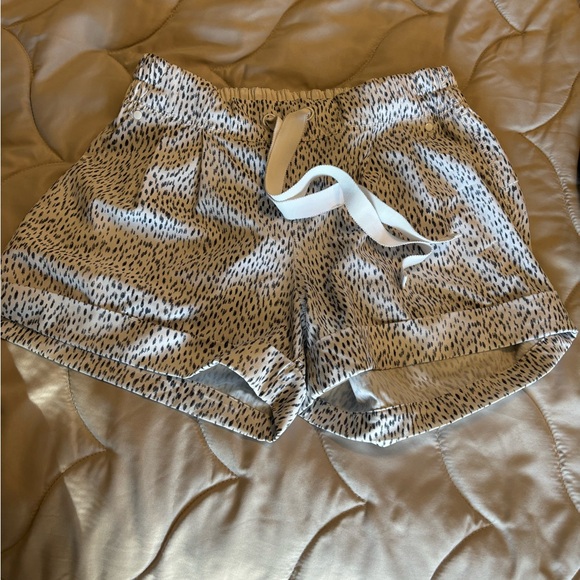 Lululemon womens shorts white with decor 4 - Picture 1 of 4